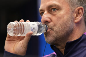 El entrenador del FC Barcelona, Hansi Flick, durante la rueda de prensa que ofreció en la previa del partido que disputaran ante el Sevilla correspondiente a la vigésima octava jornada de LaLiga EA Sports. EFE/ Enric Fontcuberta