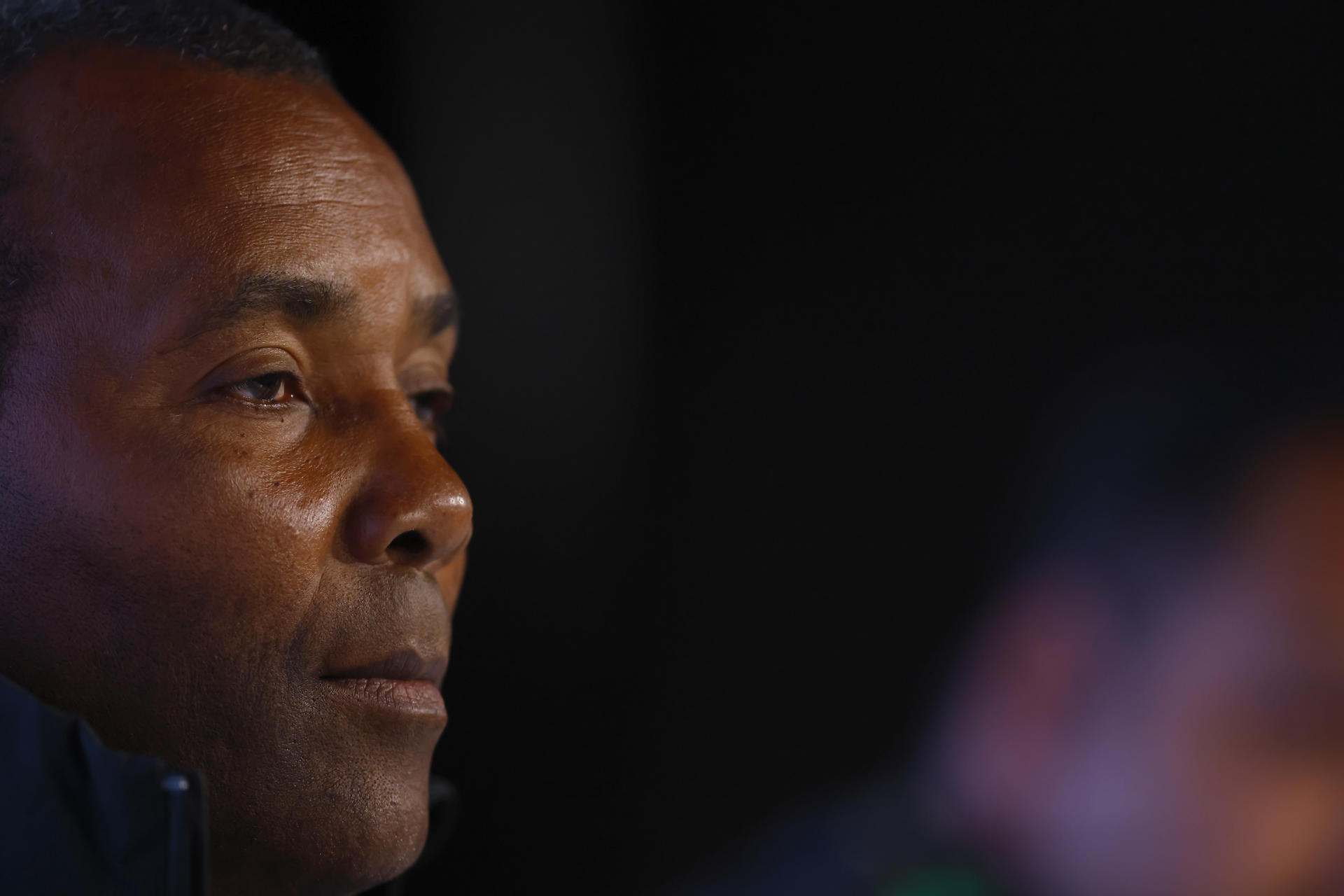 Rudolph Speid entrenador de la selección de Jamaica, habla durante una rueda de prensa este lunes, en las instalaciones del estadio Guadalajara en Jalisco (México). EFE/Francisco Guasco

