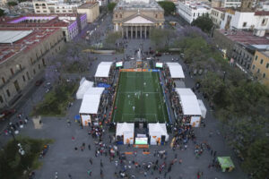 Fotografía aérea del juego de exhibición 'Juego de Corazón' este jueves, en la Plaza Liberación del centro histórico de Guadalajara, Jalisco (México). El centro de Guadalajara se convirtió en un pequeño estadio de fútbol en el que jugadores exmundialistas mexicanos disputaron un partido de exhibición en uno de los eventos previos al Mundial 2026. EFE/ Francisco Guasco
