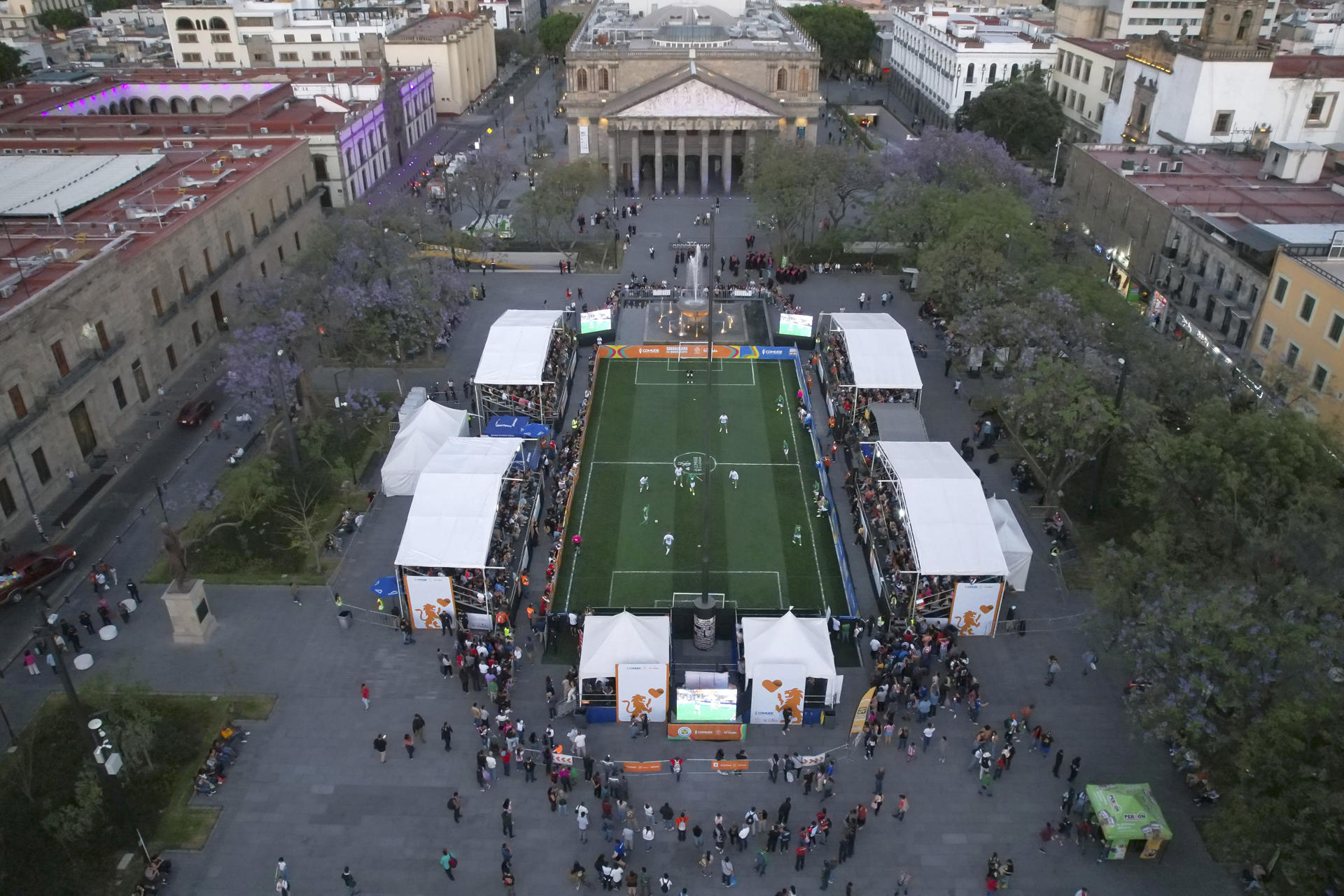 Fotografía aérea del juego de exhibición 'Juego de Corazón' este jueves, en la Plaza Liberación del centro histórico de Guadalajara, Jalisco (México). El centro de Guadalajara se convirtió en un pequeño estadio de fútbol en el que jugadores exmundialistas mexicanos disputaron un partido de exhibición en uno de los eventos previos al Mundial 2026. EFE/ Francisco Guasco 