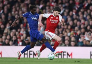 El jugador del Everton Tim Iroegbunam (d) y Declan Rice, del Arsenal (d), en acción durante el partido de la Premier League que han jugado Arsenal FC y Everton FC, en Londres, Reino Unido. EFE/EPA/NEIL HALL