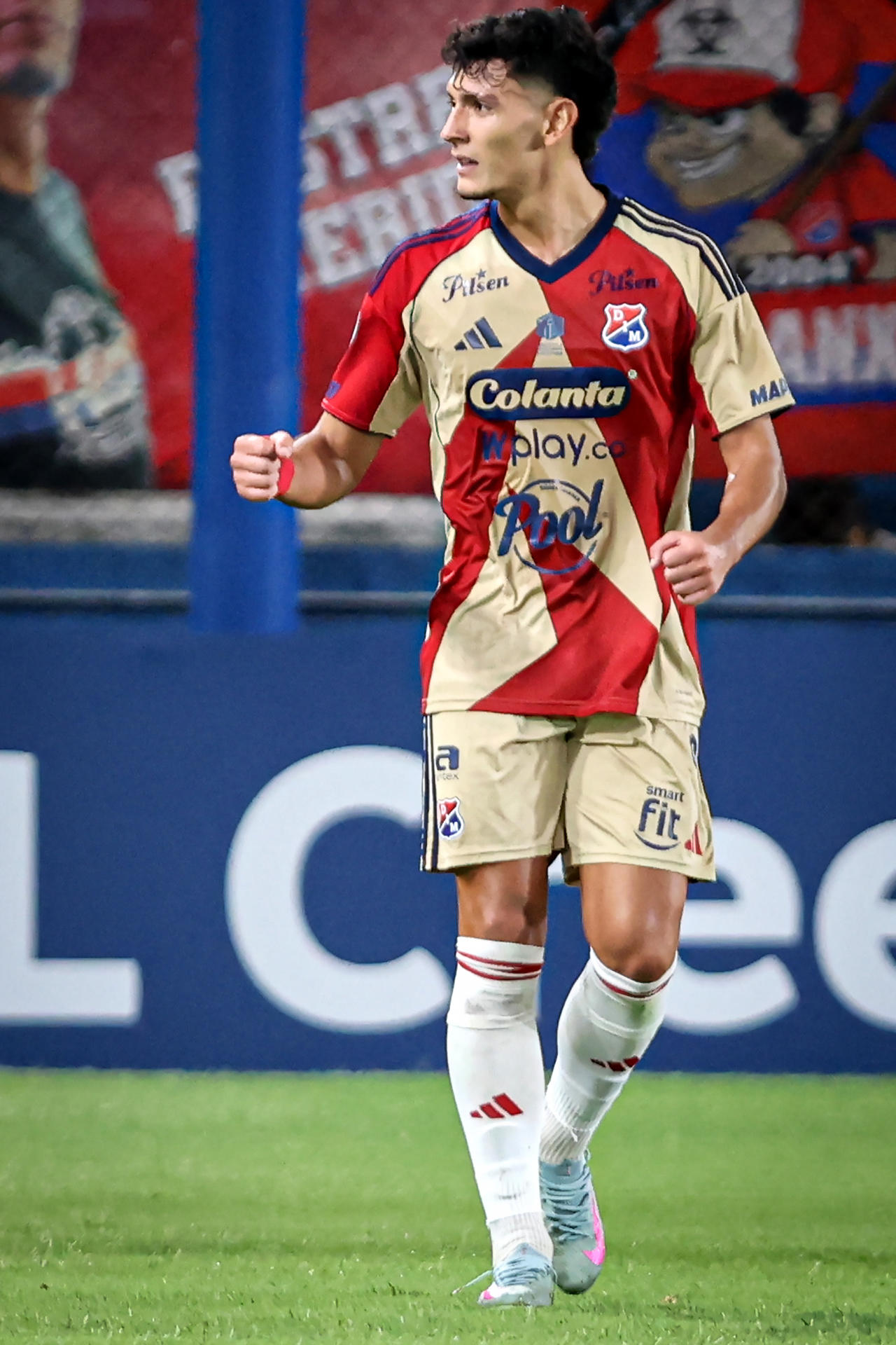 Enzo Larrosa, de Medellín, celebra un gol este jueves durante un partido de la tercera fase previa de la Copa Libertadores ante el Juventudn en el estadio Gran Parque Central de Montevideo. EFE/ Gastón Britos 