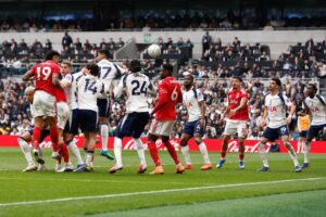 El delantero brasileño Igor Jesus of Nottingham Forest (I) logra el 0-1 durante el partido de la Premier League que han jugado Tottenham Hotspur y Nottingham Forest, en Londres, Reino Unido. EFE/EPA/DAVID CLIFF