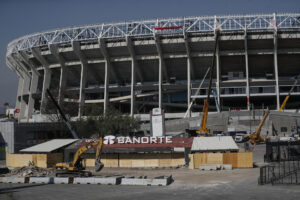 Fotografía que muestra maquinaria de las obras en los alrededores del estadio Banorte este martes, en Ciudad de México (México). EFE/ Isaac Esquivel