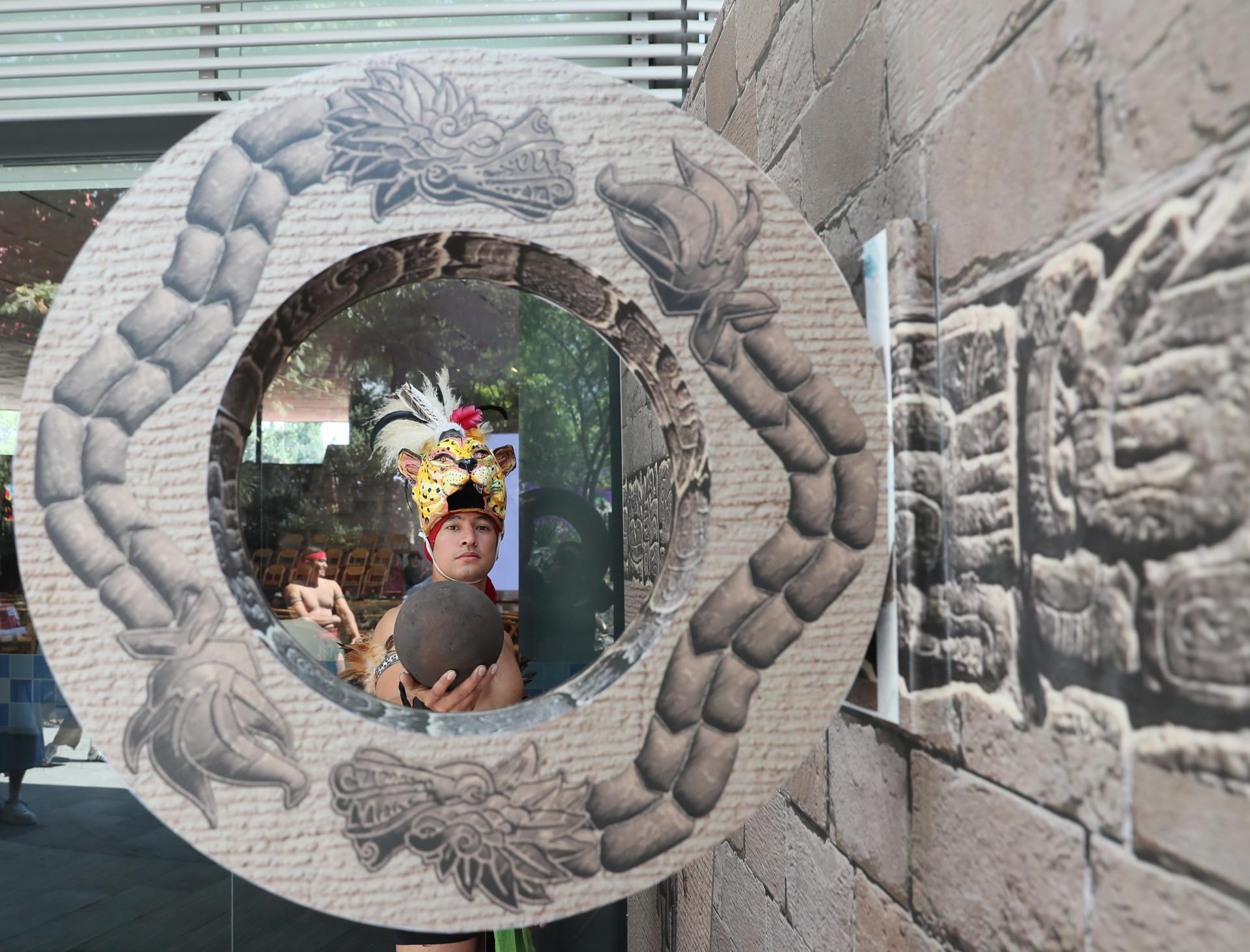 Una persona posa durante el lanzamiento de la campaña Lo hecho en México siempre gana este martes, en el Papalote Museo del Niño en Ciudad de México (México). EFE/Mario Guzmán