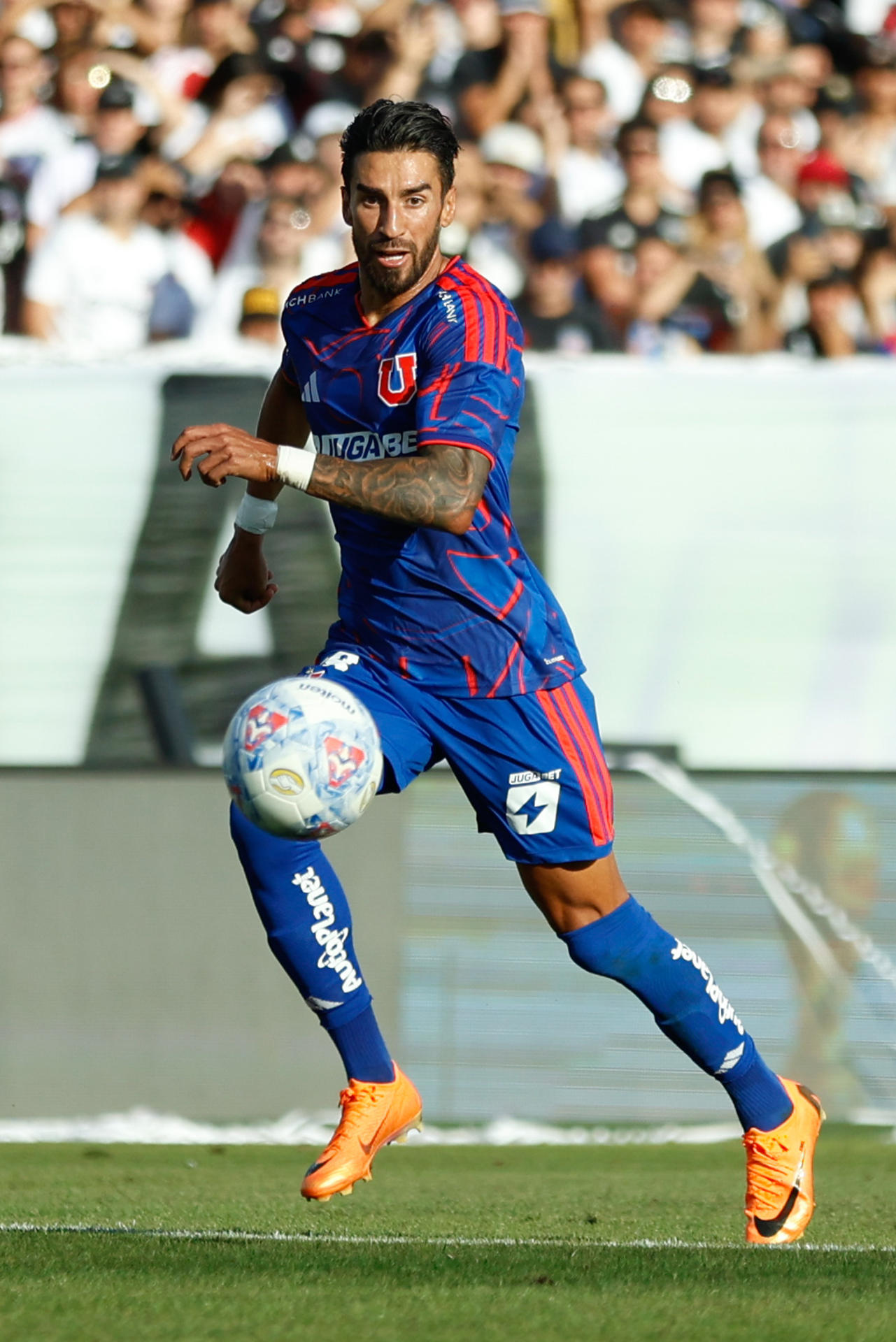 Juan Martín Lucero, de la U de Chile, controla el balón en un partido de la Liga de Primera entre Colo Colo y la U de Chile en el estadio Monumental, en Santiago (Chile). EFE/Sebastián Ñanco