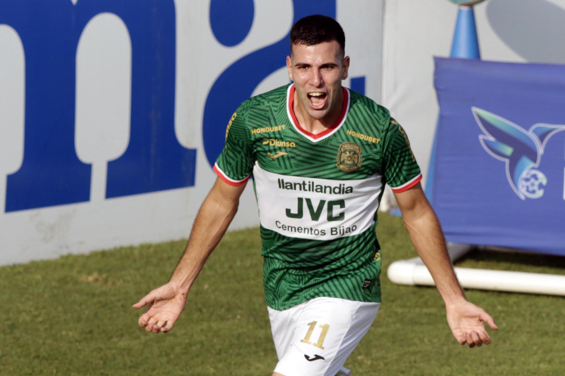 Nicolás Messiniti, de Marathón, celebra un gol en un partido de la Liga Nacional de Honduras entre Marathón y Olimpia en el estadio Yankel Rosenthal en San Pedro Sula (Honduras). EFE/José Valle
