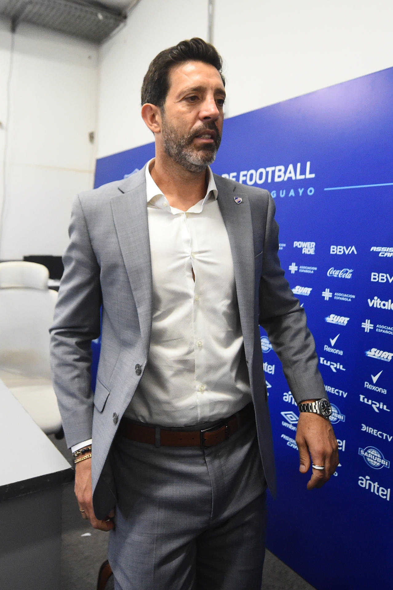 El uruguayo Jorge Bava llega a una rueda de prensa este lunes en Montevideo para ser presentado como nuevo técnico de Nacional. EFE/ STR
