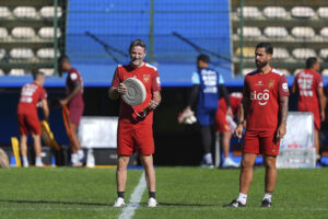 Fotografía cedida por Federación Panameña de Fútbol en la que se observa al entrenador de la selección de Panamá, Thomas Christiansen (i), participando en un entrenamiento este lunes en Ciudad del Cabo (Sudáfrica). EFE/Federación Panameña De Fútbol /SOLO USO EDITORIAL/NO VENTAS/ SOLO DISPONIBLE PARA ILUSTRAR LA NOTICIA QUE ACOMPAÑA (CRÉDITO OBLIGATORIO)