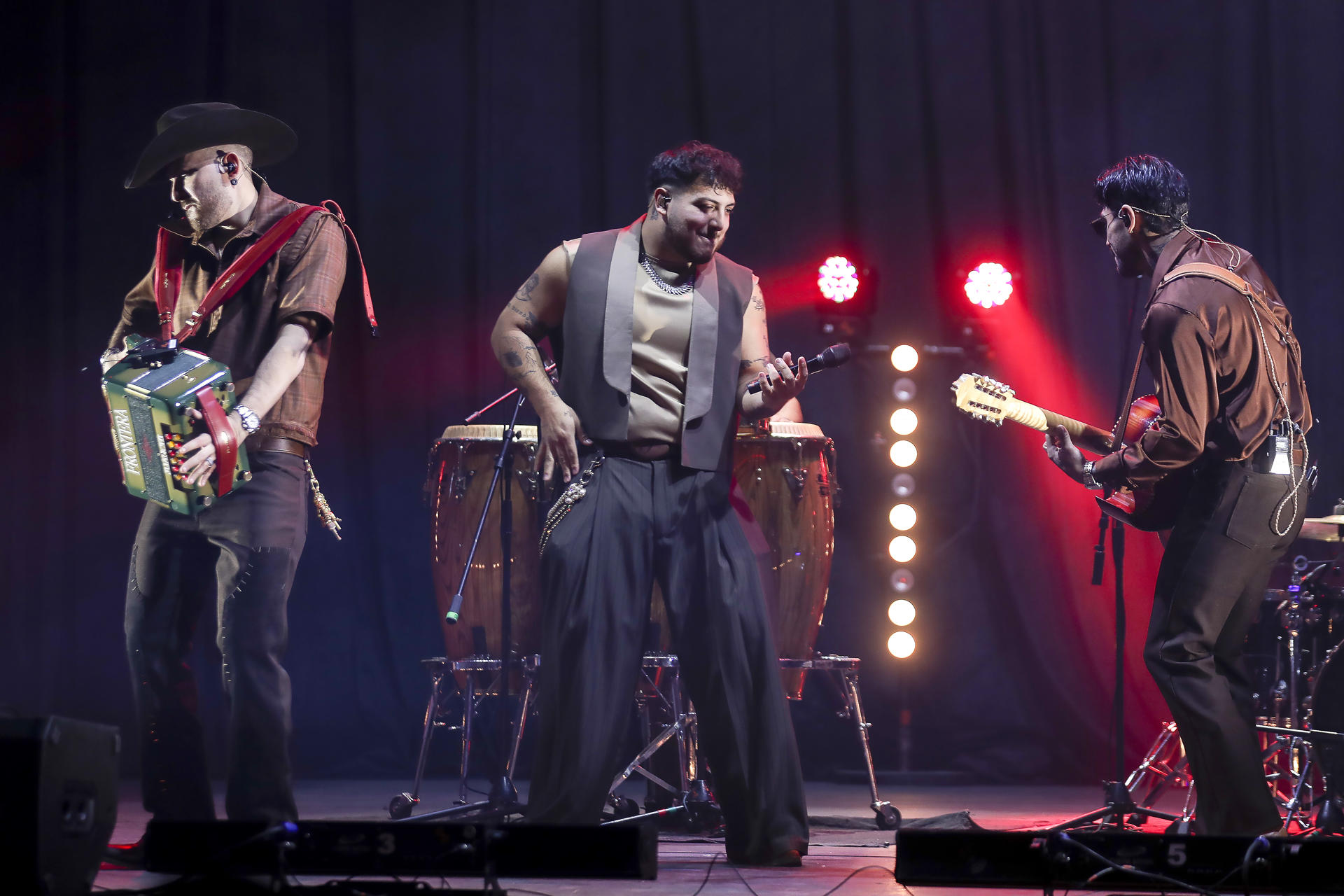El grupo Frontera interpreta el tema oficial de la Selección Mexicana de Fútbol este martes, en Ciudad de México (México). EFE/ Isaac Esquivel