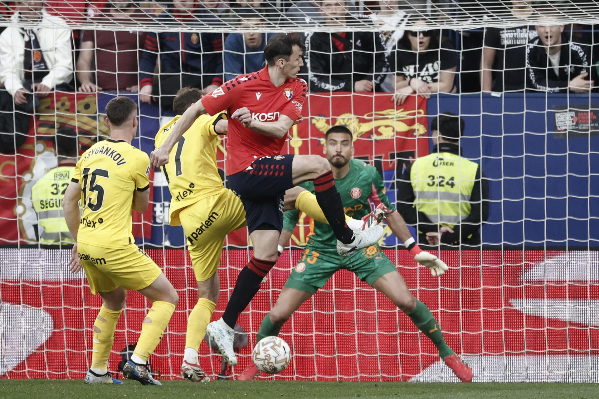 El portero de Girona Paulo Gazzaniga y el delantero de Osasuna Ante Budimir, durante el partido de la jornada 29 de LaLiga EA Sports entre Osasuna y Girona, este sábado en el estadio El Sadar en Pamplona.-EFE/ Jesús Diges