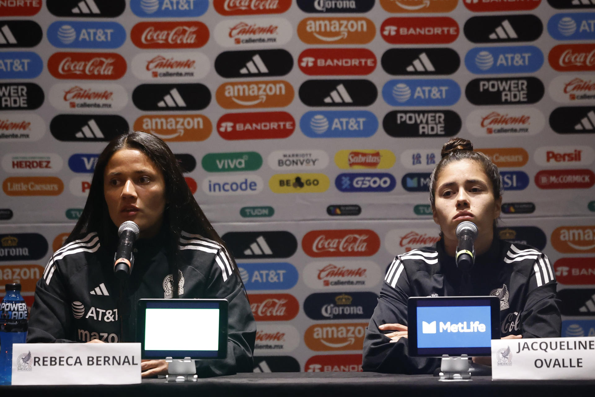 Las jugadoras de la selección mexicana de fútbol Rebeca Bernal (i) y Jaqueline Ovalle participan en una rueda de prensa este jueves, en Ciudad de México (México). EFE/ Sáshenka Gutiérrez 