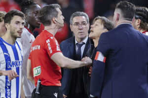 Fotografía de archivo en la que el árbitro Galech Apezteguía expulsa al entrenador del Sevilla Matías Almeyda (3d), durante el partido de la jornada 24 de LaLiga que Sevilla FC y Deportivo Alavés en el estadio Ramón Sánchez-Pizjuán. EFE/José Manuel Vidal