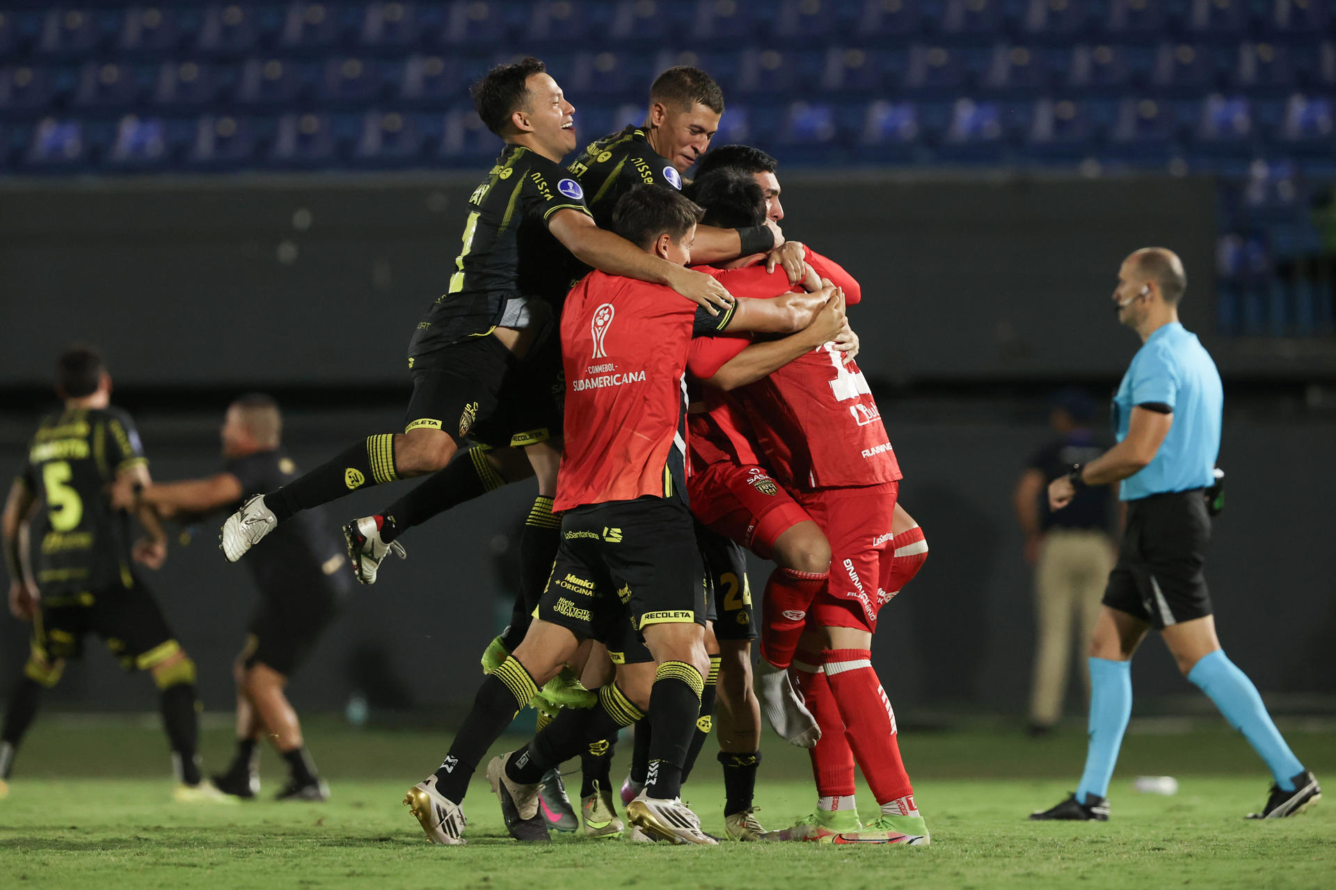 Jugadores de Recoleta celebran este jueves la clasificación a la fase de grupos de la Copa Sudamericana al eliminar en la tanda de penaltis al Nacional en la serie entre equipos paraguayos. EFE/ Juan Pablo Pino 
