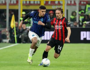 El jugador del FC Inter Luis Enrique Tomaz De Lima en acción ante em medio del AC Milan Luka Modric durante el partido de la Serie A jugado en el Giaseppe Meazza Stadium de Milan, Italia. EFE/EPA/Roberto Bregani