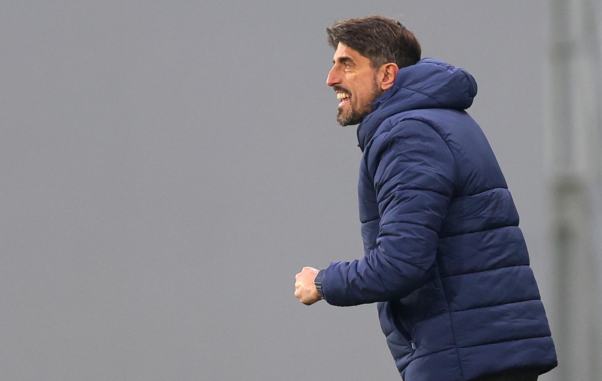 El seleccionador de Serbia, el exfutbolista Veljko Paunovic, gesticula durante el partido amistoso que ambas selecciones disputaron este martes en Backa Topola (Serbia). EFE/ ANDREJ CUKIC 