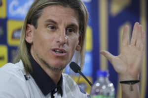 El seleccionador de Ecuador Sebastián Beccacece habla en una rueda de prensa en Quito (Ecuador). EFE/ José Jacome