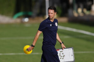 El entrenador de la selección de fútbol de Nueva Caledonia, Johann Sidaner durante una sesión de entrenamiento previo a un partido de clasificación para la Copa Mundial de la FIFA 2026, ante Jamaica este miércoles, en las instalaciones de Verde Valle, en Guadalajara, Jalisco (México). EFE/Francisco Guasco