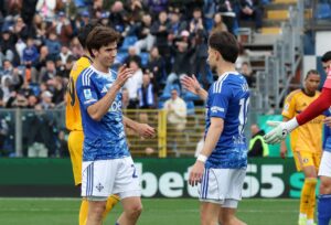 EL jugador del Como Maximo Perrone Rodriguez (I) celebra el 5-0 durante el partido de la Serie A que han jugado Como 1907 y Pisa SC, en Como, Italia. EFE/EPA/Roberto Bregani