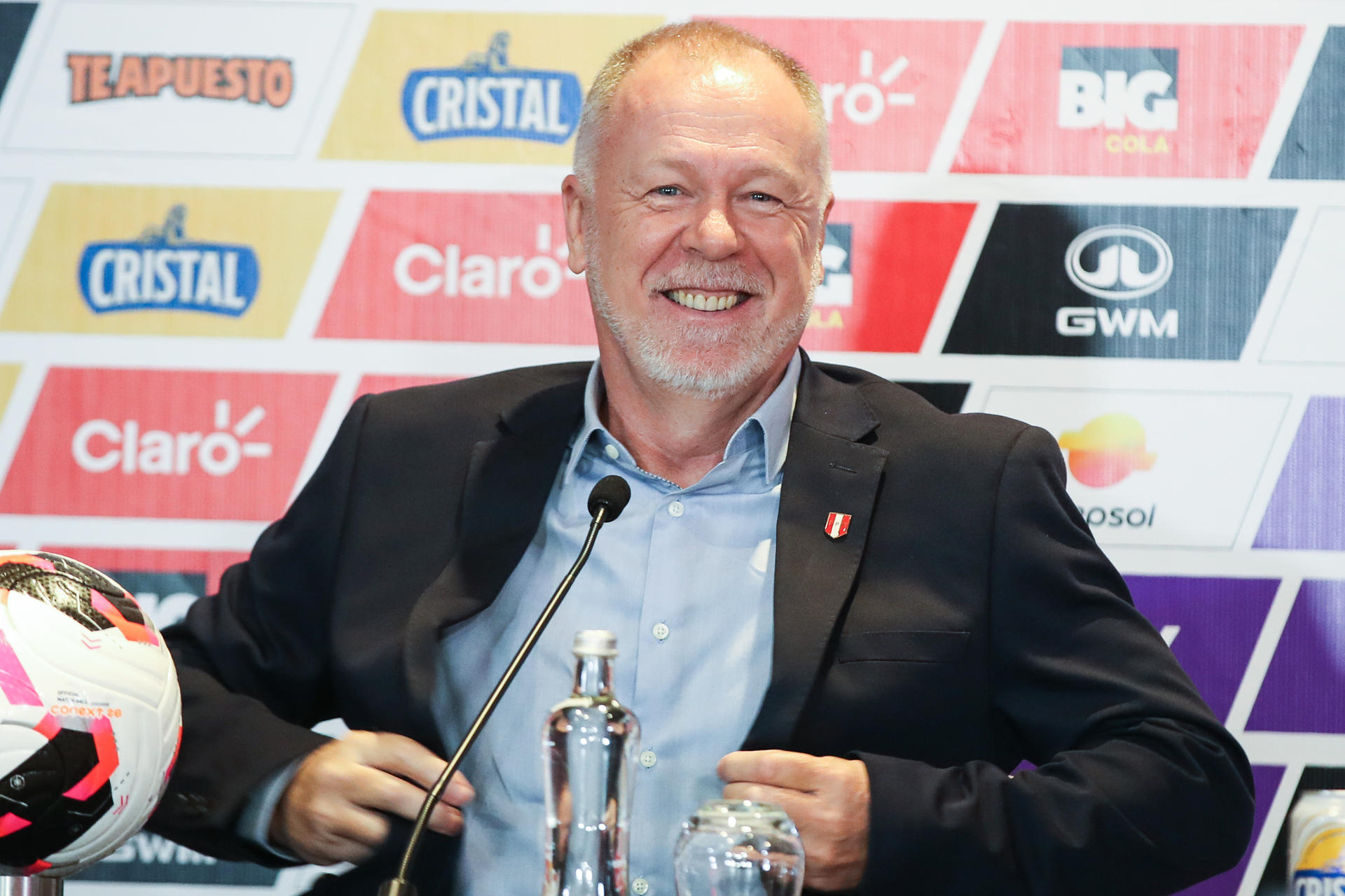 El nuevo seleccionador de Perú, el brasileño Mano Menezes, presentó este lunes en Lima su primera convocatoria para los partidos amistosos contra Senegal y Honduras. EFE/ Paolo Aguilar
