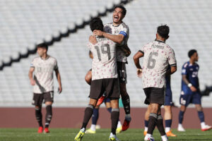 Fotografía cedida por la Federación de Fútbol de Chile que muestra a jugadores de la selección chilena celebrando un gol ante Cabo Verde en un partido amistoso. EFE/ Federación de Fútbol de Chile