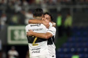 Jugadores de Olimpia celebran el triunfo en la Copa Sudameriana ante Sportivo Trinidense en el estadio Defensores del Chaco en Asunción (Paraguay). EFE/Juan Pablo Pino