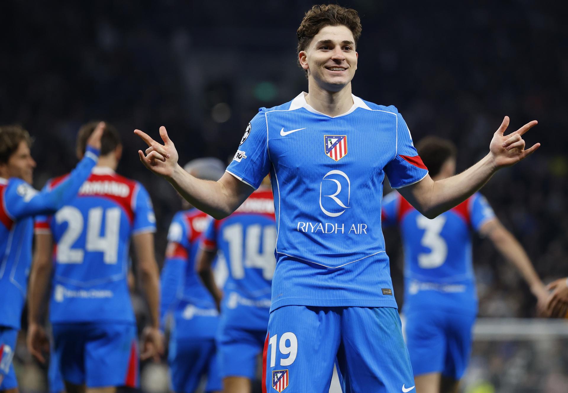 Julián Álvarez, del Atlético de Madrid, celebra tras marcar el gol del empate (1-1) durante el partido de vuelta de octavos de final de la UEFA Champions League entre el Tottenham Hotspur y el Atlético de Madrid en Londres, Reino Unido. EFE/EPA/TOLGA AKMEN 