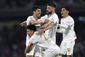 Jugadores de Toluca celebran un gol durante un partido del torneo Clausura 2026 de la Liga MX en el estadio Olímpico Universitario en Ciudad de México (México). EFE/Isaac Esquivel