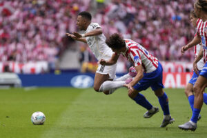El delantero del Real Madrid Kylian Mbappé (i) se lleva el balón ante el defensa del Atlético de Madrid Robin Le Normand (d) en el estadio Riyadh Air Metropolitano en foto de archivo de Borja Sánchez-Trillo. EFE