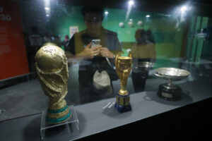 Una persona toma una fotografía de la exposición ‘Fútbol: Diseñando una pasión’, este martes, en el Museo Franz Mayer en Ciudad de México (México). EFE/ Isaac Esquivel