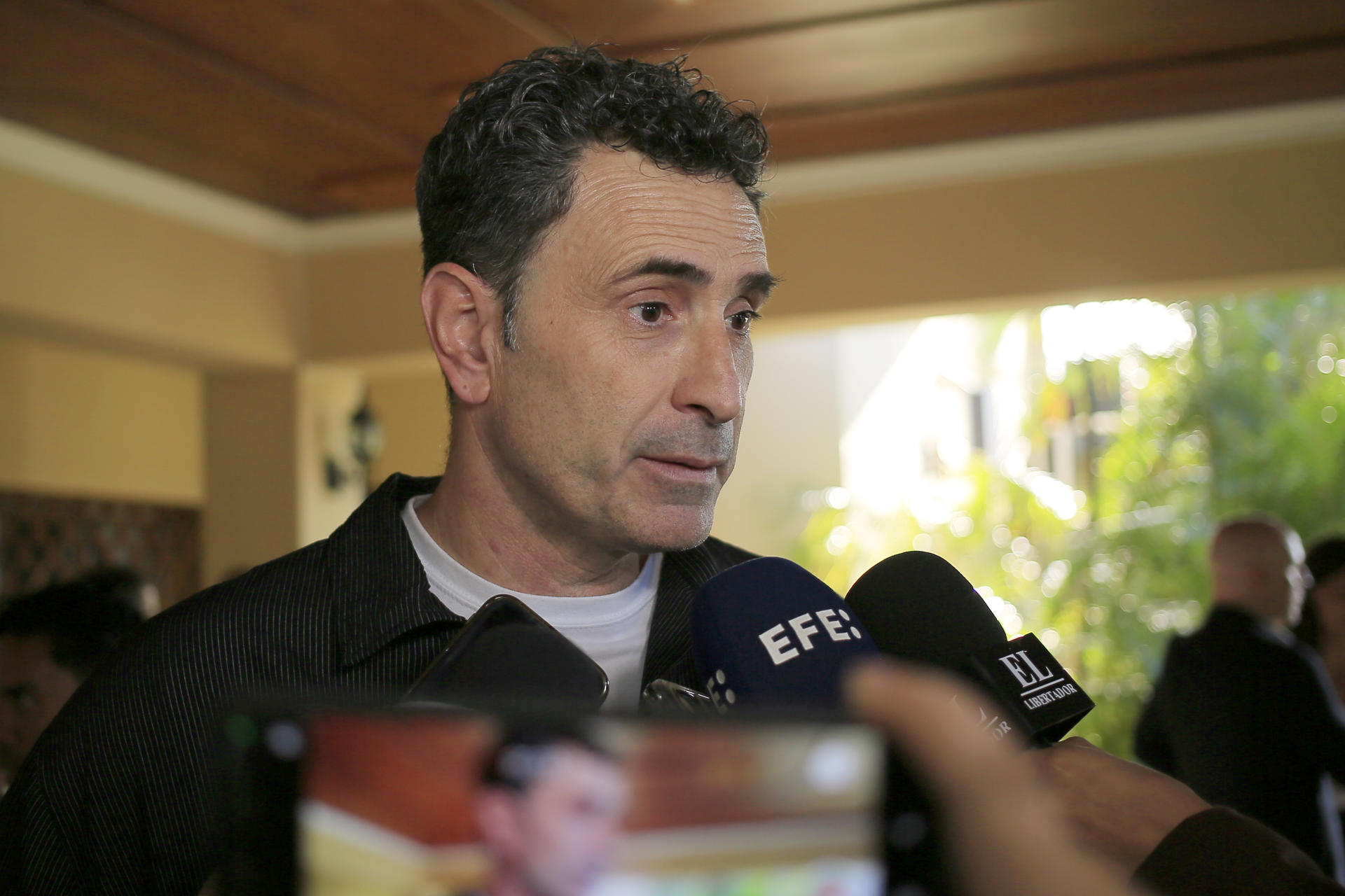 El seleccionador de Honduras, el español José Francisco Molina, habla con periodistas este jueves en Tegucigalpa (Honduras). EFE/ Gustavo Amador 