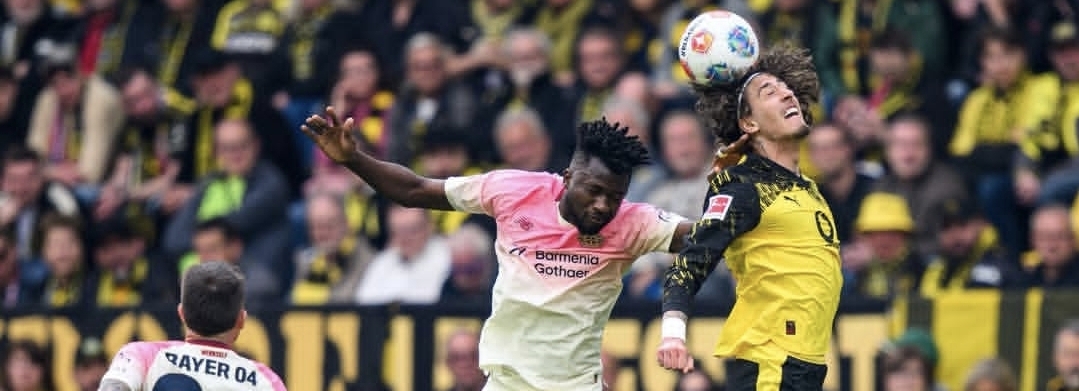 Leverkusen vence al Dortmund como visitante, con un argentino Palacios clave en la medular