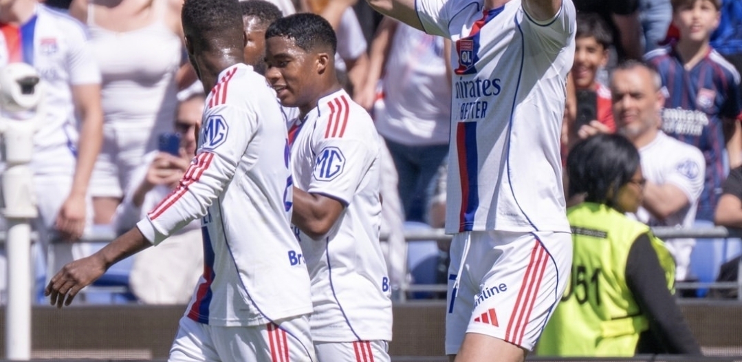 Brasileño Endrick continúa empujando al Lyon en Francia, que gana de nuevo