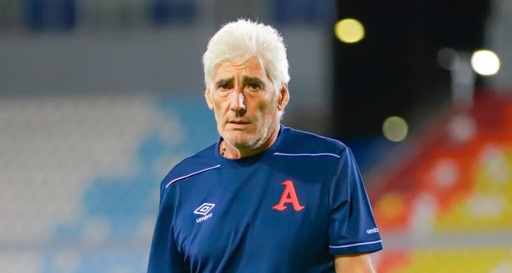 Técnico argentino con ataque colombiano, luchan por meterse en las finales de El Salvador