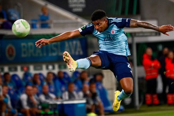Panameño busca hacer historia en Europa, buscando el tricampeonato en su liga