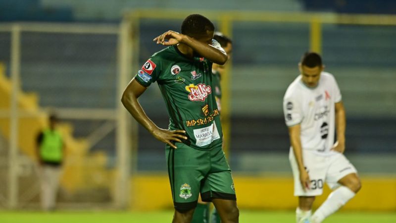 Argentinos y ecuatorianos no salen de la crisis en el fútbol salvadoreño