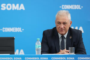 El director de Desarrollo de la Confederación Sudamericana de Fútbol (Conmebol), Nery Pumpido, habla durante el evento de firma de acuerdo entre la Conmebol y el Gobierno de Paraguay para fortalecer la protección de niñas, niños y adolescentes, en Luque (Paraguay). EFE/ Juan Pablo Pino