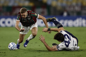 Rodrigo Castillo (i), de Fluminense, disputa el balón con Sheyko Studer, de Independiente Rivadavia, en un partido de la fase de grupos de la Copa Libertadores entre Fluminense e Independiente Rivadavia en el estadio Maracaná en Río de Janeiro (Brasil). EFE/André Coelho