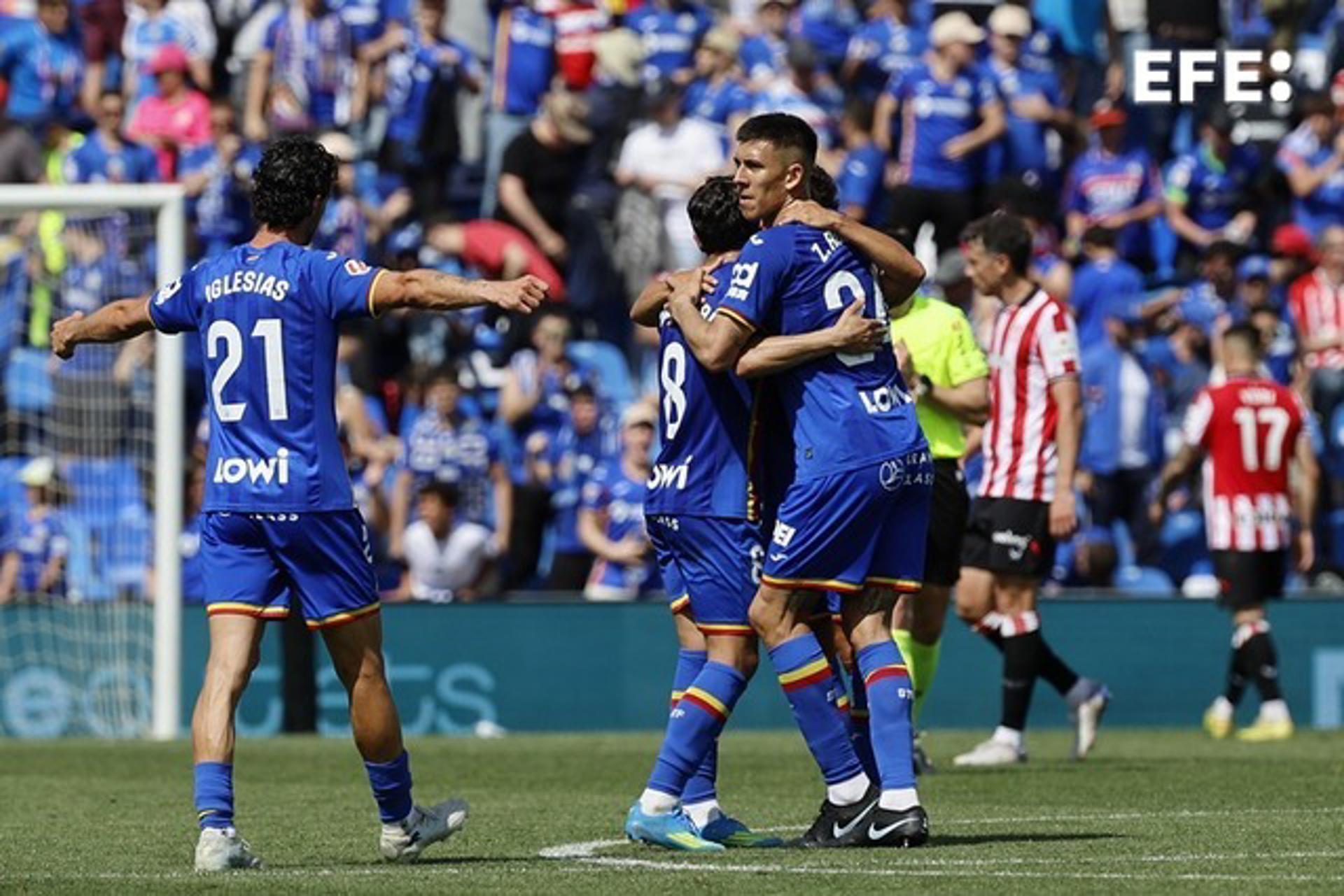 Los jugadores del Getafe celebran el gol de Martín Satriano ante el Athletic Club en el Estadio Coliseum de Getafe. EFE/ Mariscal