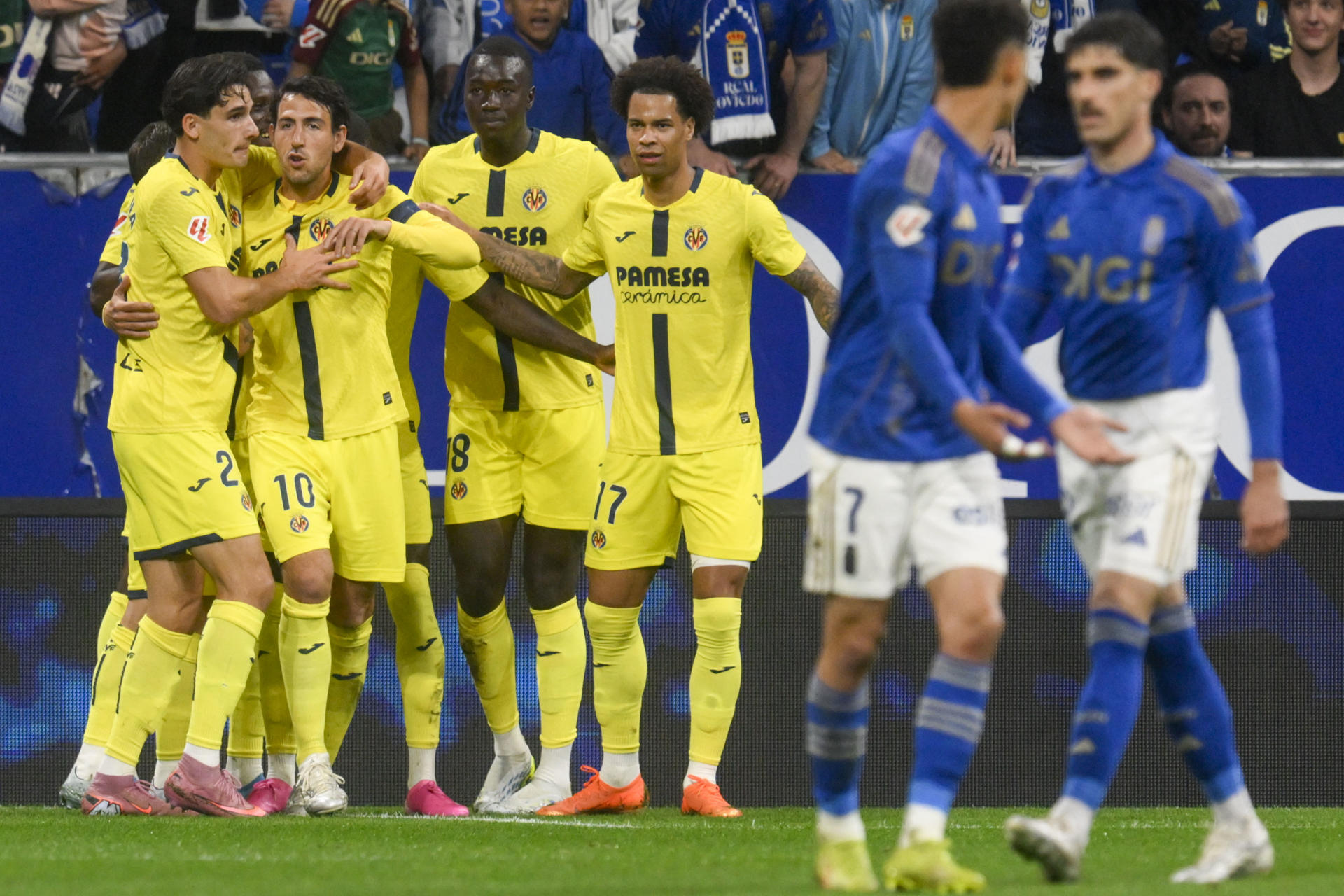 Los jugadores del Villarreal celebran el 0-1, durante el partido de LaLiga de fútbol que Real Oviedo y Villarreal disputan este jueves en el estadio Carlos Tartiere. EFE/Eloy Alonso 