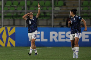 Florencia Bonsegundo (i), de Argentina, celebra el gol del triunfo de Argentina en su visita a Chile en la Liga de Naciones Femenina en el Estadio Elías Figueroa en Valparaíso. EFE/Adriana Thomasa