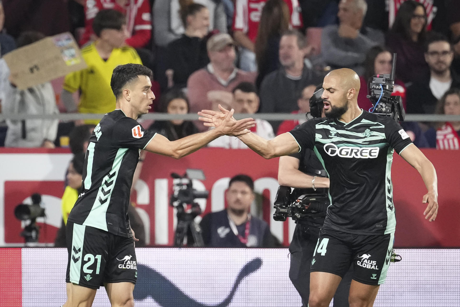 El Betis con el colombiano Hernandez cura la herida europea