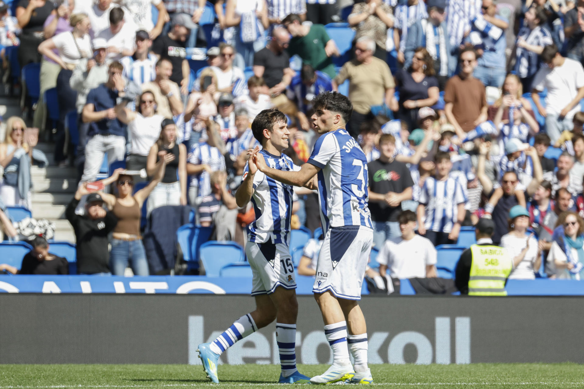 Los jugadores de la Real Sociedad celebran el 2-0 durante el partido de LaLiga EA Sports disputado en el Estadio de Anoeta de San Sebastián. EFE/Javier Etxezarreta