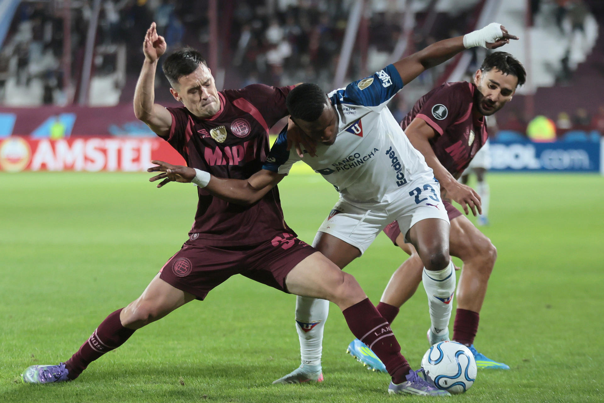 Lanús derrotó con lo justo a Liga de Quito y ambos quedaron líderes