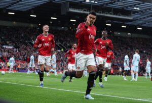 El jugador del United Casemiro celebra el 1-0 durante el partido de la Premier League que han jugado Manchester United y Brentford FC, en Manchester, Reino Unido. EFE/EPA/ADAM VAUGHAN