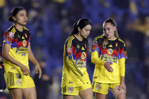 Nancy Antonio (i), Scarlett Camberos (c) y Irene Guerrero de América reaccionan durante un partido en el estadio Ciudad de los Deportes, en Ciudad de México (México). EFE/ Isaac Esquivel