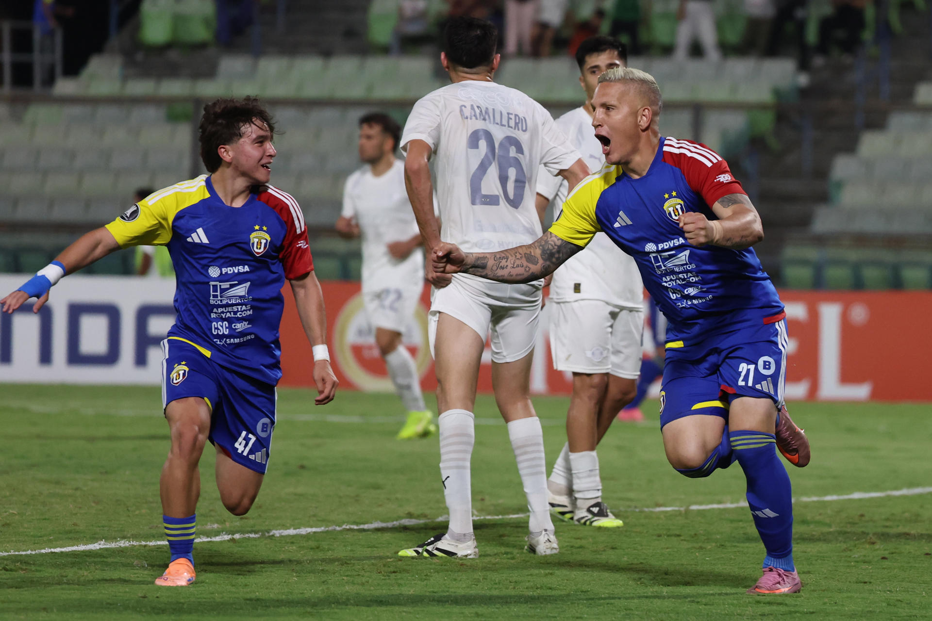 Charlis Ortiz (d), de Universidad Central, celebra un gol ante Libertad en el estadio Olímpico de la UCV en Caracas. EFE/Miguel Gutiérrez
