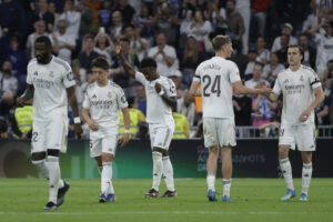 El delantero brasileño del Real Madrid, Vinicius Junior, tras conseguir el segundo gol del equipo blanco durante el partido de la jornada 33 de LaLiga que Real Madrid y Deportivo Alavés disputaron en el estadio Santiago Bernabéu, en Madrid. EFE/Juanjo Martín.