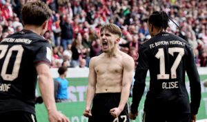 El jugador del Bayern Lennart Karl celebra el gol del triunfo durante el partido de la Bundesliga que han jugado SC Freiburg y FC Bayern Munich en Freiburg, Alemania. EFE/EPA/RONALD WITTEK