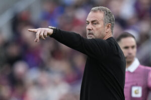 El entrenador del Barcelona Hans-Dieter Flick, durante el partido de la jornada 31 de LaLiga EA Sports que FC Barcelona y RCD Espanyol disputaron en el Camp Nou. EFE/ Enric Fontcuerta